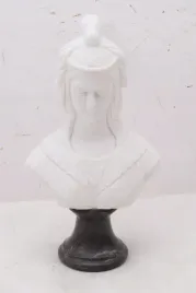 figura-z-marmuru-popiersie-rzymskiej-wojowniczki