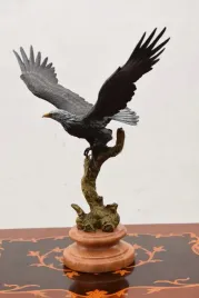 dostojny-orzel-jastrzab-figura-z-brazu-rzezba