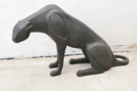 siedzacy-gepard-puma-art-deco-kot-figura-z-brazu
