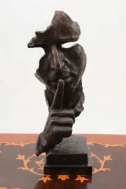 figura-z-brazu-twarz-proszaca-o-cisze-cisza