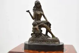 siedzaca-kobieta-z-amorem-mitologia-figura-z-brazu