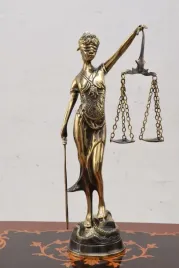 mosiadz-temida-bogini-sprawiedliwosci-figura