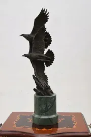 dwa-lecace-orly-z-brazu-orzel-figura-z-brazu
