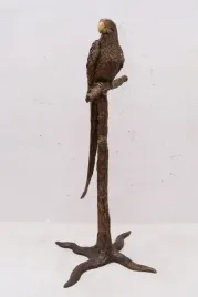 papuga-na-galezi-ara-ptak-figura-z-brazu
