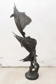 duza-figura-ogrodowa-z-brazu-ryby-marliny-zaglica