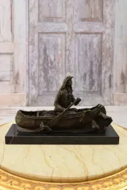 indianin-apacz-na-lodzi-figura-z-brazu-rzezba