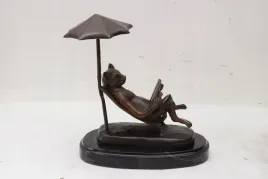 odpoczywajacy-kotek-na-lezaku-figura-z-brazu