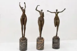 trzy-nagie-tancerki-figury-z-brazu-akt-rzezba