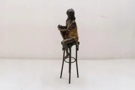 dama-w-sukni-kobieta-na-krzesle-figura-z-brazu