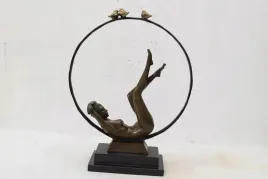 spiaca-naga-kobieta-na-kuli-akt-figura-z-brazu