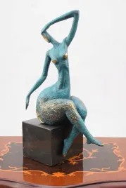 lgarska-kobieta-figura-z-brazu-akt-siedzacej