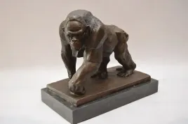 ogromny-goryl-z-brazu-figura-z-francji-malpa