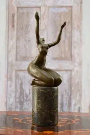 akt-nagiej-kobiety-nowoczesna-figura-z-brazu