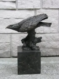 przyczajony-orzel-sokol-jastrzab-figura-z-brazu