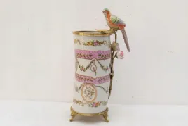 porcelanowy-wazon-okuty-brazem-zlocony-ptak