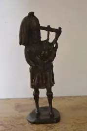 szkot-w-spodnicy-szkot-grajacy-na-dudzie-braz