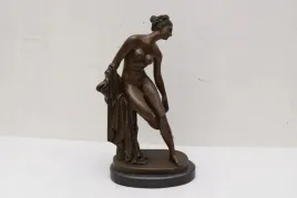 naga-kobieta-akt-przy-postumencie-figura-z-brazu