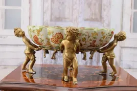 porcelanowa-patera-okuta-brazem-amory-anioly