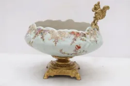 porcelanowa-patera-z-wiewiorka-okucia-z-brazu