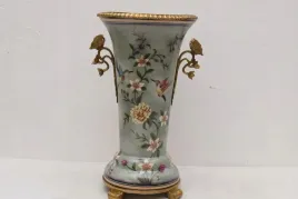 porcelanowy-wazon-na-kwiaty-okuty-brazem-waza