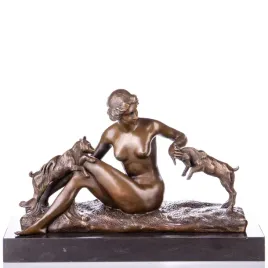 naga-dziewczyna-z-kozami-mitologia-figura-z-brazu