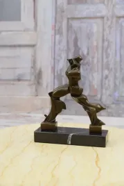 nowoczesna-rzezba-abstrakcja-figura-z-brazu-grawer