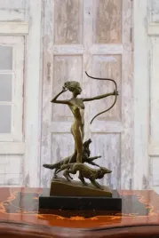 polujaca-diana-z-psami-figura-z-brazu-grawer
