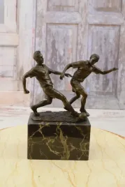 pilkarze-z-brazu-pilka-nozna-figura-z-brazu-grawer