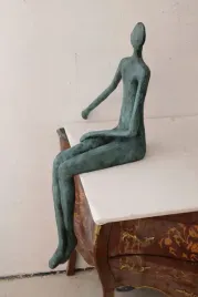 figura-z-brazu-siedzaca-kobieta-nowoczesny-akt