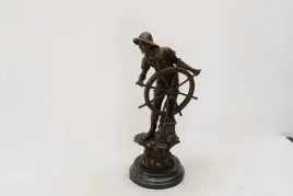 marynarz-sternik-podroznik-na-morzu-figura-z-brazu