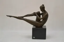 nowoczesna-figura-z-brazu-rzezba-akt-sygnowany