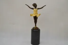 mala-tancerka-baletnica-figura-z-brazu-rzezba