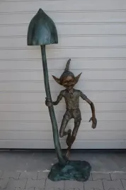 skrzat-gnom-chochlik-z-lisciem-figura-z-brazu-175