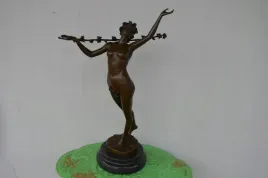 kobieta-z-galazka-roz-akt-z-brazu-figura-braz