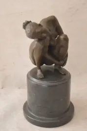 akt-kleczaca-kobieta-figura-z-brazu