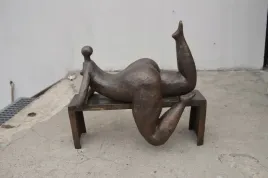 figura-z-brazu-modernistyczna-puszysta-kobieta