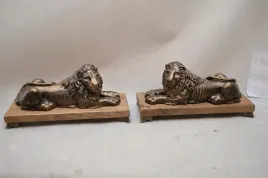 2-lwy-z-zeliwa-lew-na-drewnie-figury-z-francji