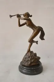 grajaca-na-trabce-kobieta-muzyk-figura-z-brazu