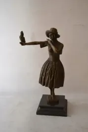 kobieta-z-papuga-arystokratka-figura-z-brazu