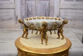 cztery-amory-trzymajace-patere-patera-porcelana-figury-z-brazu
