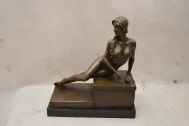 zmyslowa-kobieta-w-bikini-akt-braz-rzezba-figura