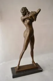 kobieta-dama-z-brazu-piekna-kuszaca-figura-braz