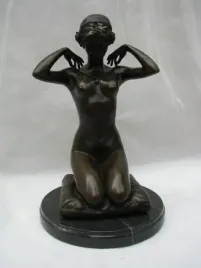 kleczaca-dama-z-koralami-figura-z-brazu-francja