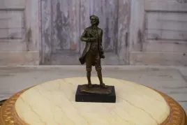 rzezba-wolfgang-amadeus-mozart-kompozytor-figura-z-brazu