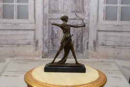 diana-z-lukiem-bogini-mysliwych-figura-z-brazu-podstawa-marmur