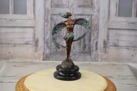 anielska-uskrzydlona-kobieta-nowoczesna-figura-mitologia-figura-z-brazu