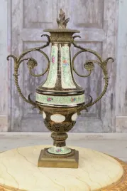 porcelanowy-wazon-amfora-zielone-kwiaty-porcelana-braz
