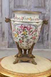 porcelanowy-wazon-bialy-wazon-wstazka-i-kwiaty-porcelana-braz