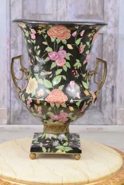 porcelanowy-wazon-czarny-wazon-rozowe-kwiaty-prezent