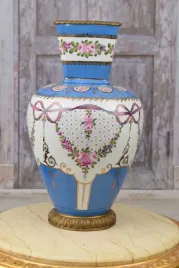 porcelanowy-wazon-bialo-niebieski-rozowa-wstazka